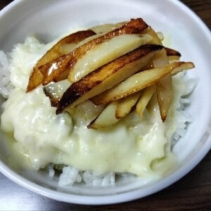 チーズをのせた新じゃがバター炒め丼